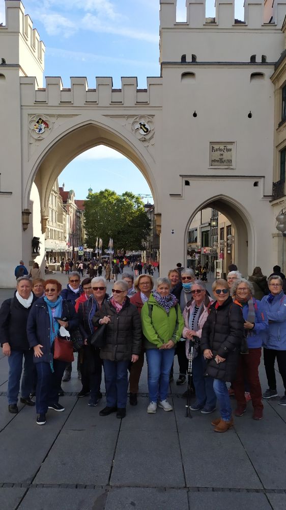 Gruppenfoto vor dem Karlstor