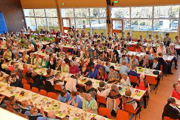 Blick in die vollbesetzte Kraichgauhalle