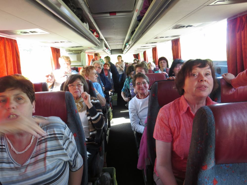 erschreckte LF im kaputten Bus auf der Autobahn