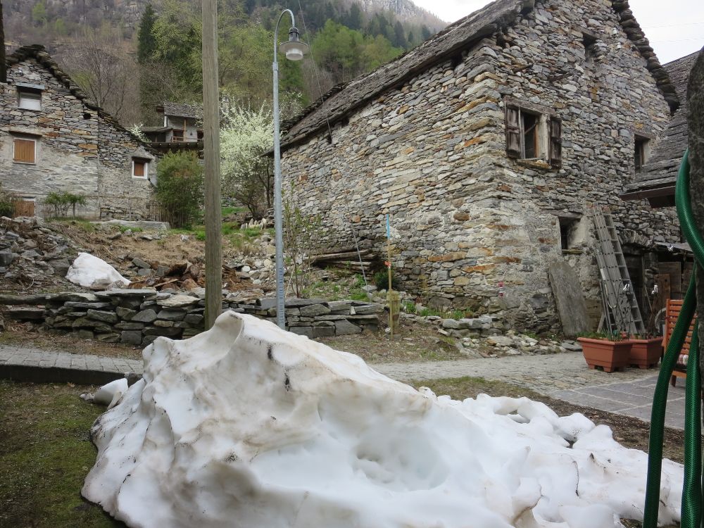 es liegt noch Schnee im Verzascatal